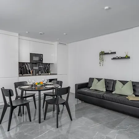 2 Bedrooms In New Modern Building With Ocean View بينالماذينا